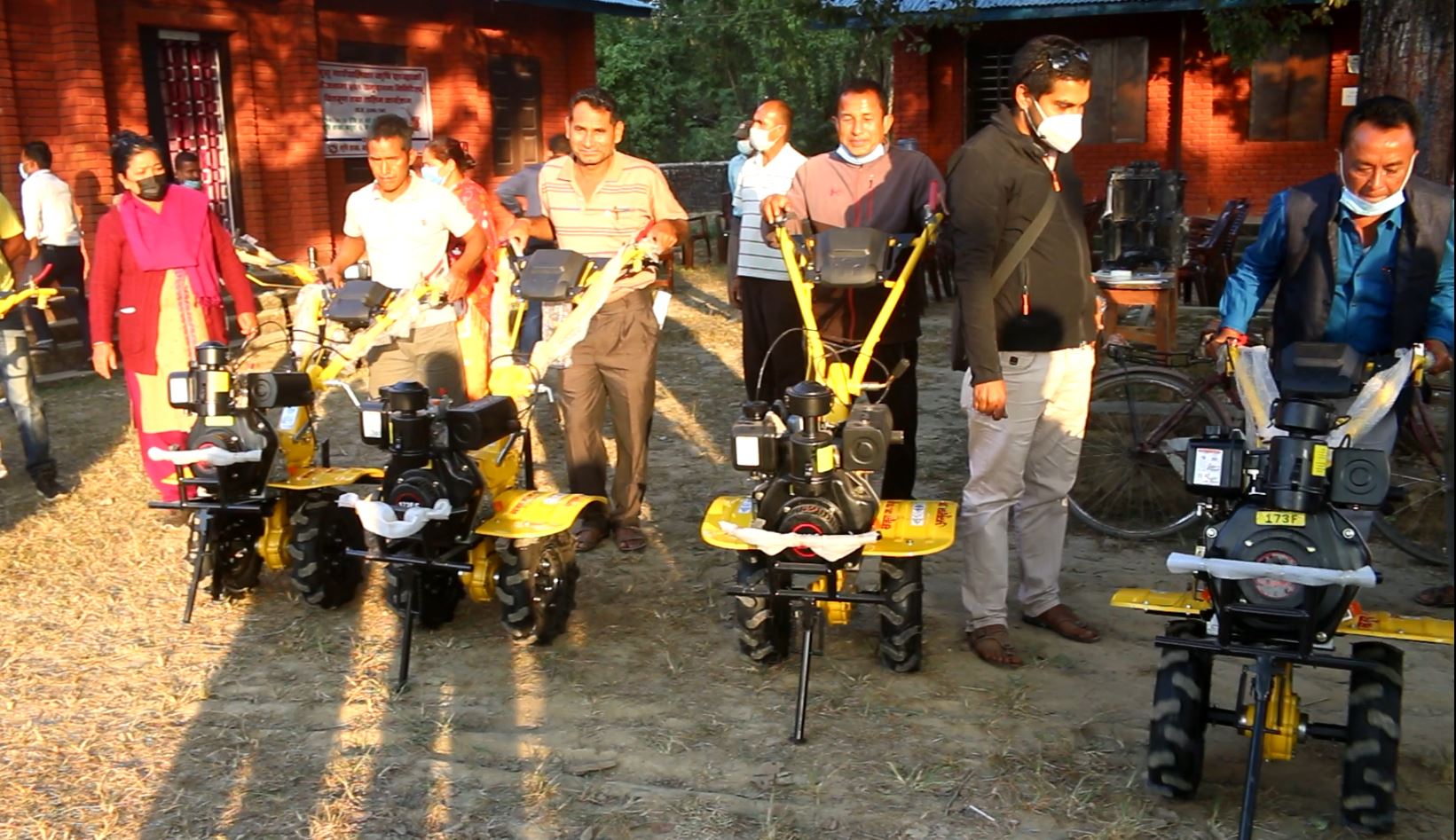 पावर टिलर पाउँदा किसान खुसी