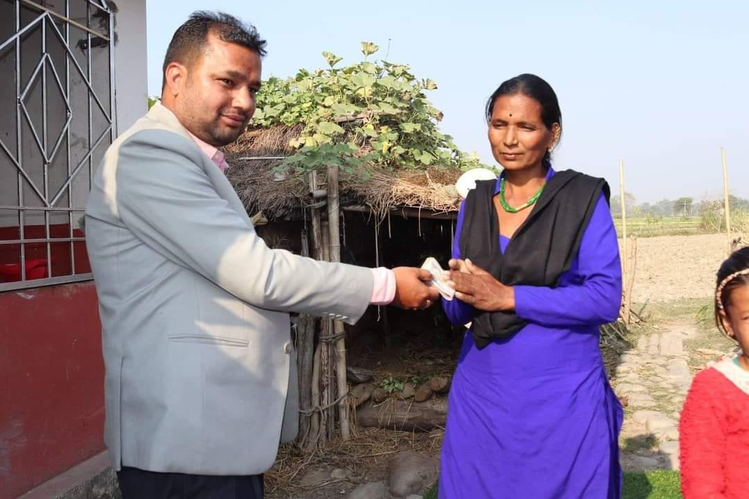 जन्मदिनको अवसरमा नेता रेग्मीले गरे विपन्नलाई २० हजार सहयोग