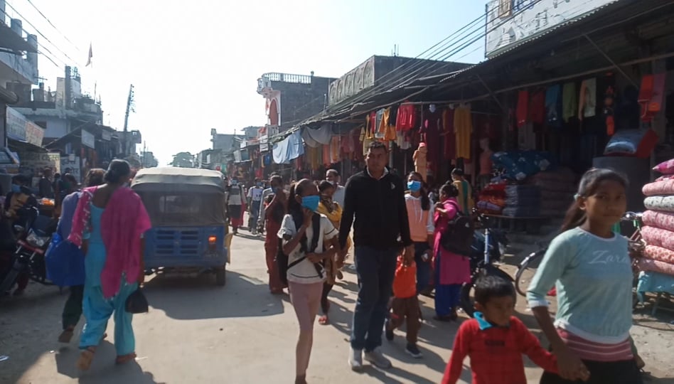 राजापुर बजारमा चहलपहल, गाउँ सुनसान