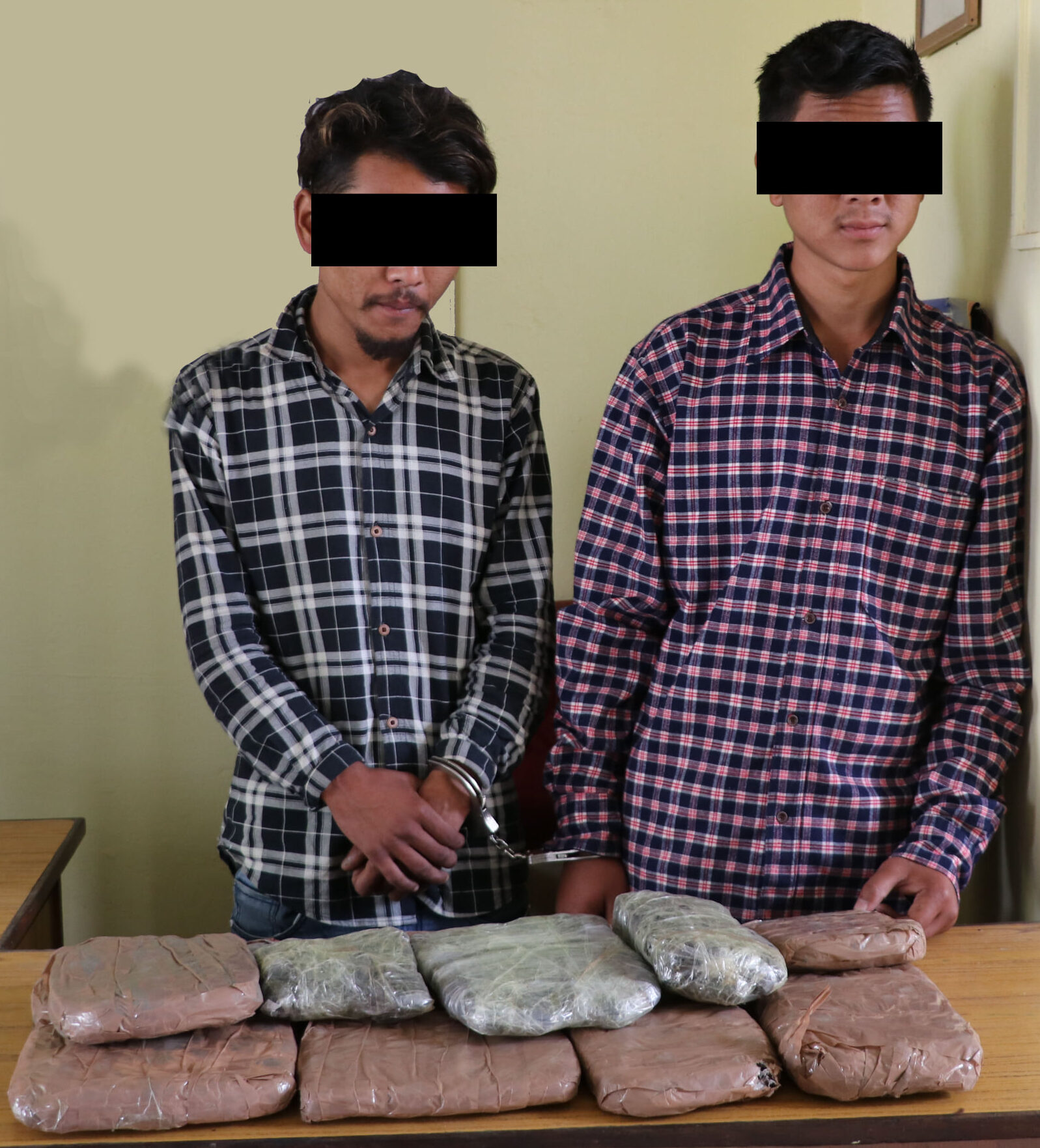 १२ किलो चरेशसहित कोहलपुरबाट २ जना पक्राउ