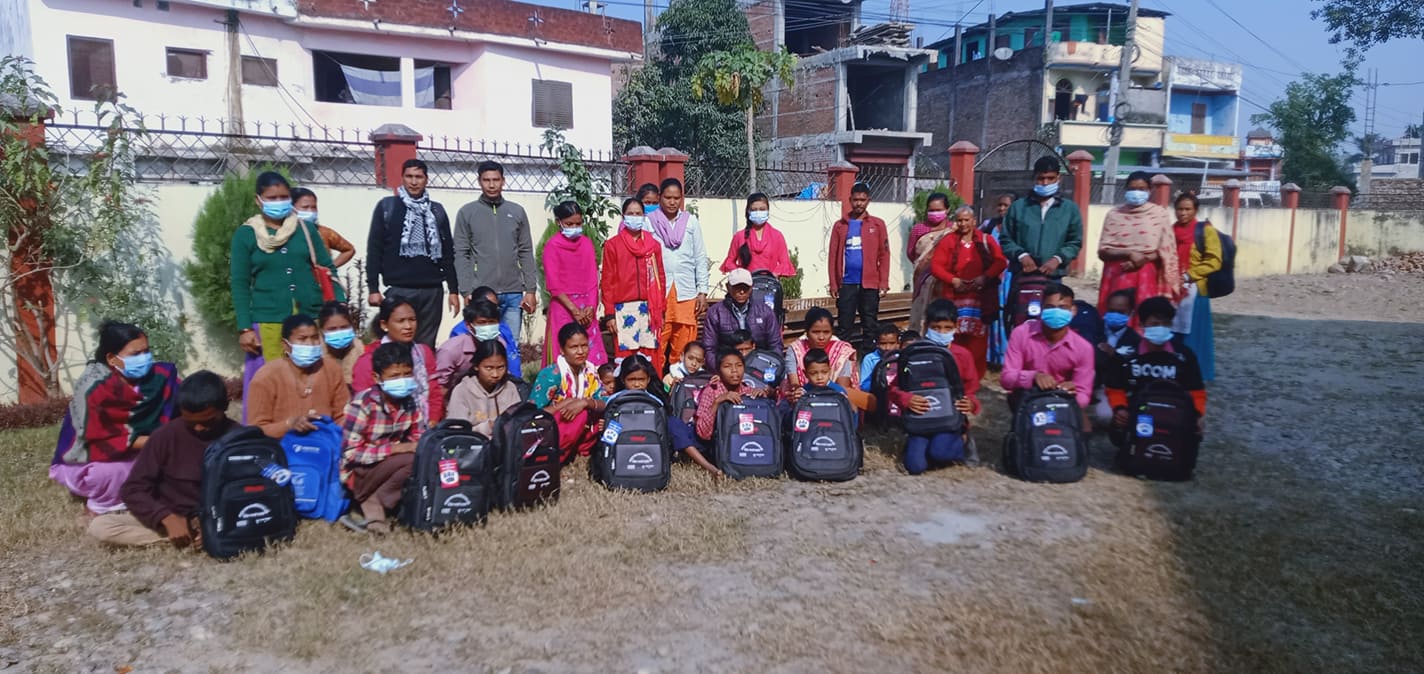 राजापुरका ४० अपांग बालबालिकालाई स्टेशनरी वितरण