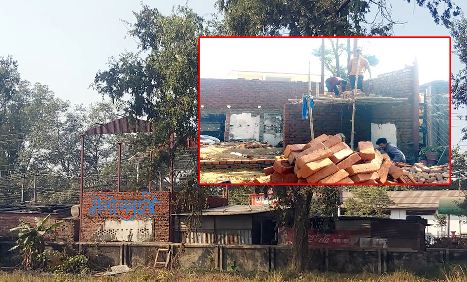 आफ्नै कार्यालय अघि रत्नराजमार्गमा २ तले घर बन्दा सडक विभागका कर्मचारीले देखेनन्