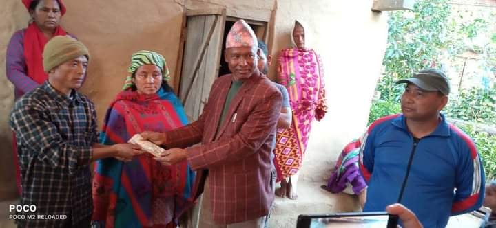 बाघबाट मृतकका परिवारलाई गाउँपालिकाद्वारा ४० हजार किरिया खर्च प्रदान, वनले एक लाख दिँदै