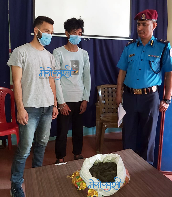 ३ किलो चरेससहित कालिकोटका २ युवा पक्राउ