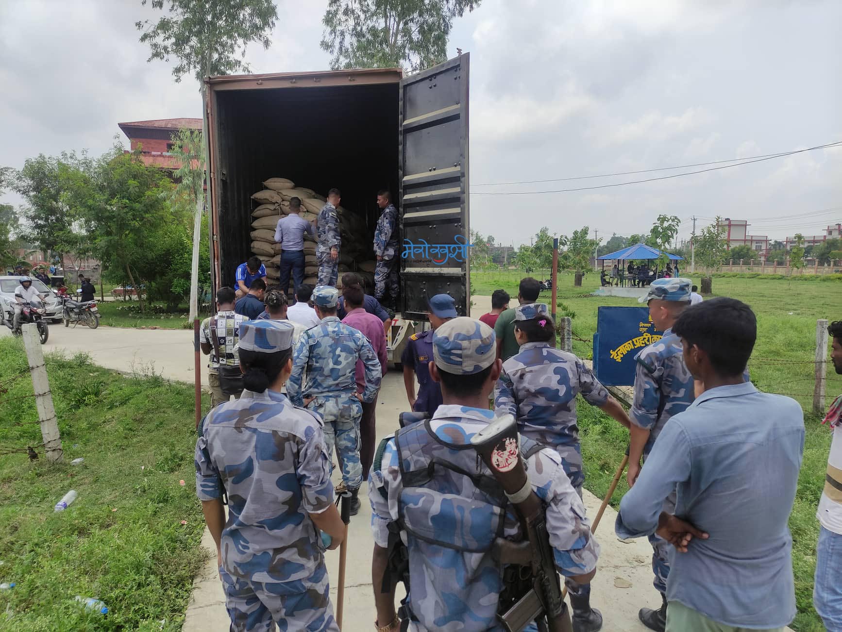 प्रहरीले जमुनाह नाकामा पक्राउ गरेको कन्टेनरमा के छ ?