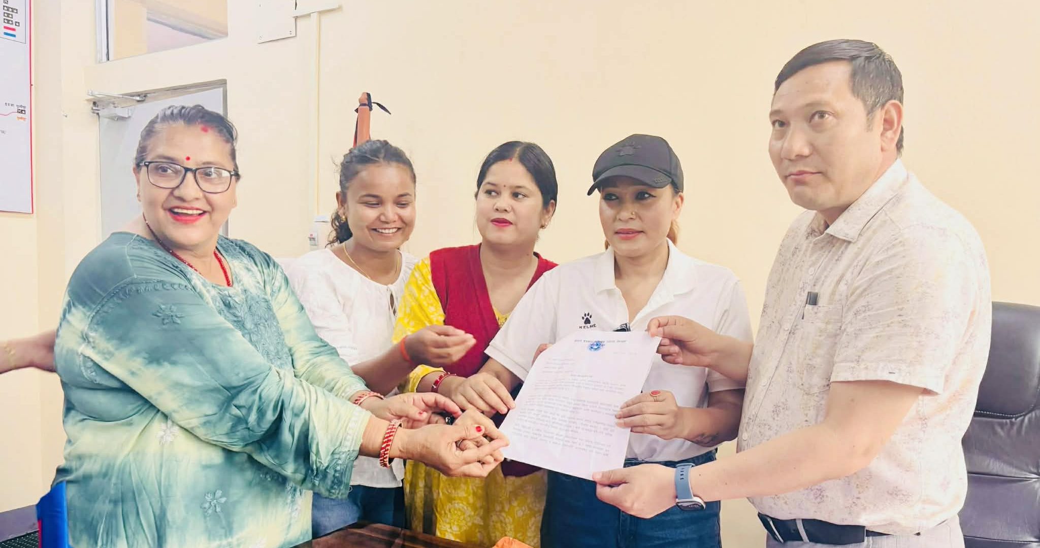 महिला पत्रकार र महिला नेतृले हत्यारालाई कारबाही माग्दै सिडियोलाई बुझाए ज्ञापन पत्र